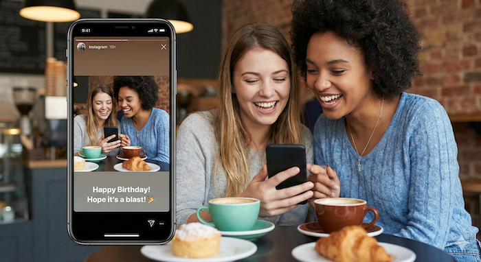 Friends sharing social media post. / SNS投稿を見る友人。